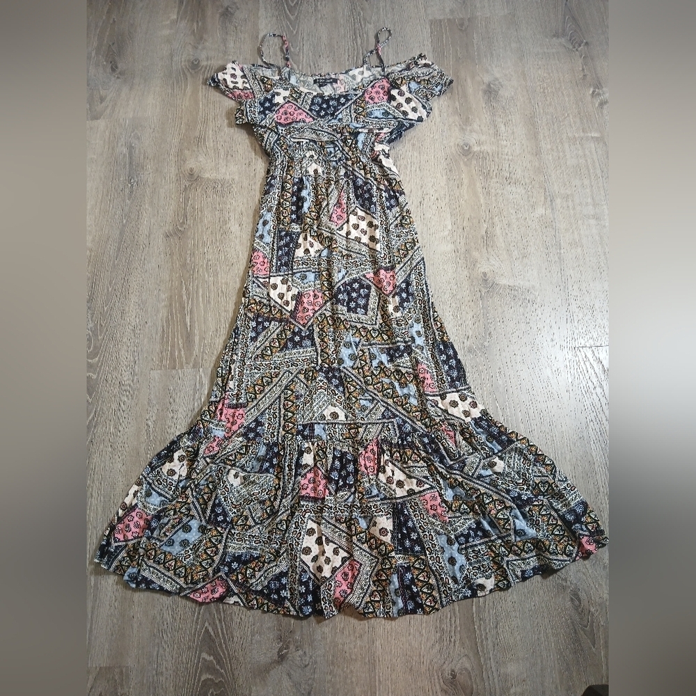 A New Look Sleeveless Multi Color Dress. Size: Medium